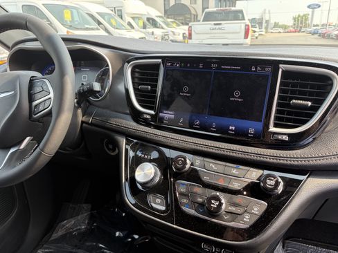 Used 2025 Chrysler Pacifica Select FWD image 13