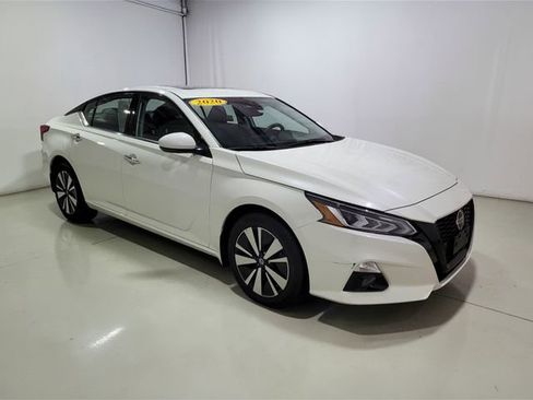 Used 2020 Nissan Altima 2.5 SV image 2