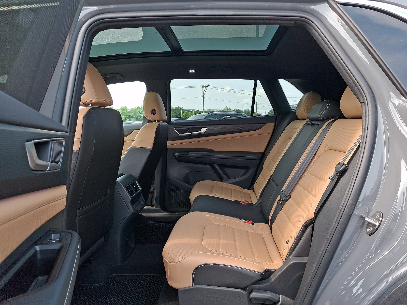 Used 2024 Volkswagen Atlas Cross Sport SEL R-Line AWD/4WD image 9