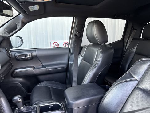 Used 2017 Toyota Tacoma TRD Sport w/ Premium & Technology Package image 14