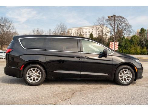 Used 2024 Chrysler Pacifica Touring-L image 34