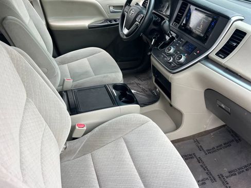 Used 2017 Toyota Sienna LE image 17