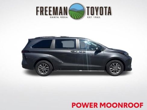 Used 2025 Toyota Sienna XLE FWD image 4