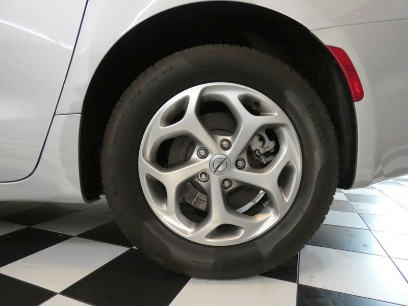 Used 2024 Chrysler Pacifica Limited w/ Trailer Tow Group AWD/4WD image 8