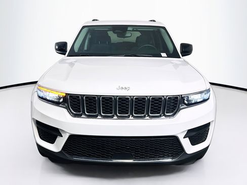 Used 2023 Jeep Grand Cherokee Laredo image 2