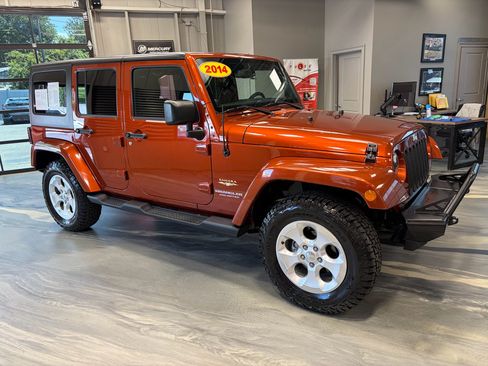Used 2014 Jeep Wrangler Unlimited Sahara w/ Dual Top Group AWD/4WD image 25