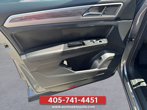 Used 2020 Volkswagen Atlas Cross Sport SE w/ Panoramic Sunroof Package FWD image 26