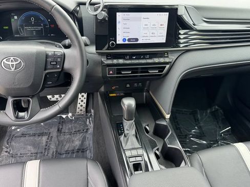 Used 2025 Toyota Camry SE FWD image 16