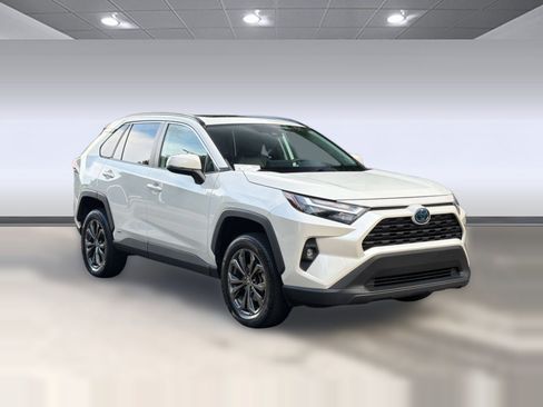Used 2022 Toyota RAV4 XLE Premium AWD/4WD image 7