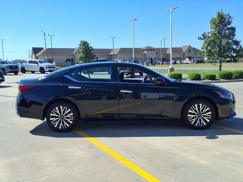 Used 2024 Nissan Altima 2.5 SV w/ SV Premium Package image 6