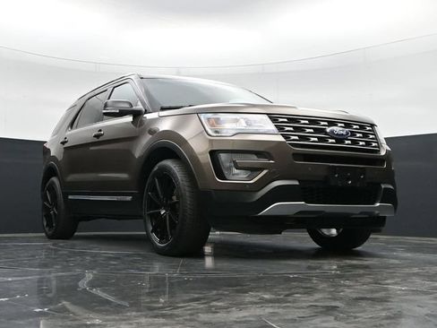 Used 2016 Ford Explorer XLT w/ Equipment Group 202A AWD/4WD image 40
