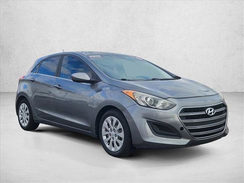 Used 2017 Hyundai Elantra GT image 3