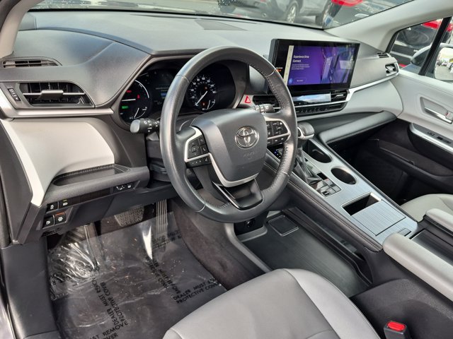 Used 2025 Toyota Sienna XLE FWD image 17