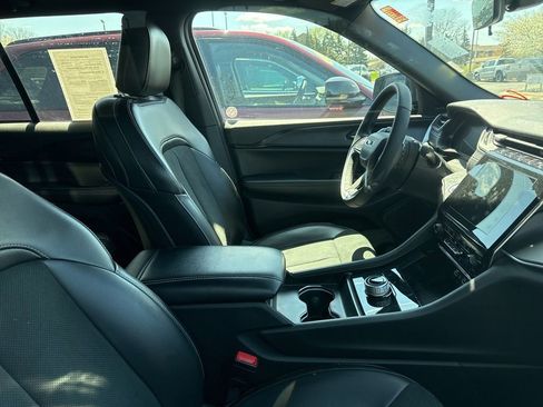 Certified 2025 Jeep Grand Cherokee Altitude AWD/4WD image 8