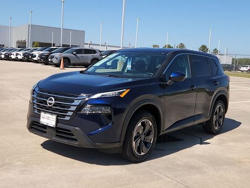 Used 2025 Nissan Rogue SV image 3