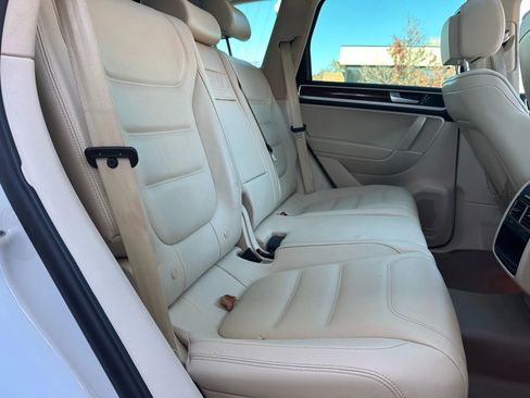 Used 2013 Volkswagen Touareg Sport image 14