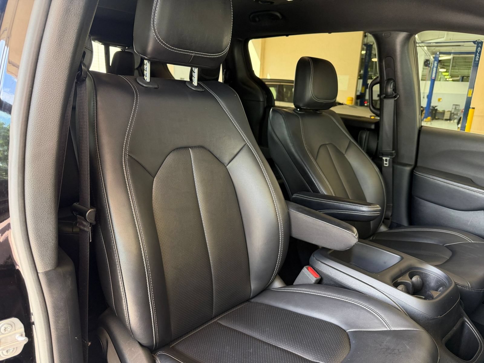 Used 2025 Chrysler Pacifica Select FWD image 34