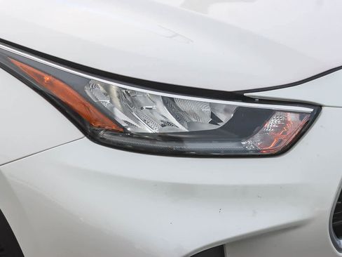 Used 2020 Toyota Highlander LE image 7