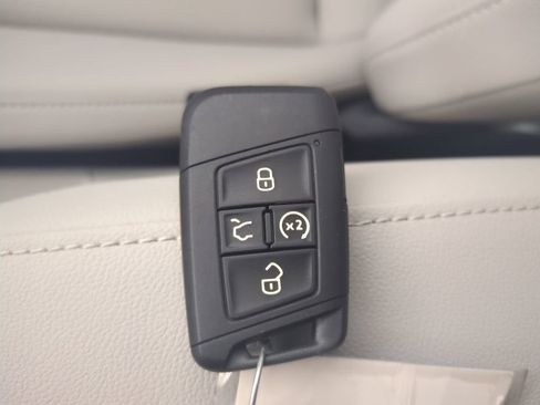Used 2022 Volkswagen Tiguan SE AWD/4WD image 39