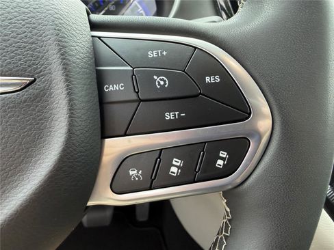 Used 2023 Chrysler Pacifica Touring-L FWD image 14