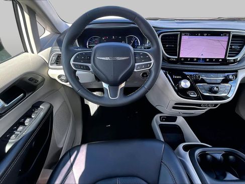 Used 2024 Chrysler Pacifica Limited FWD image 6