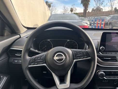 Used 2025 Nissan Altima 2.5 SV image 34