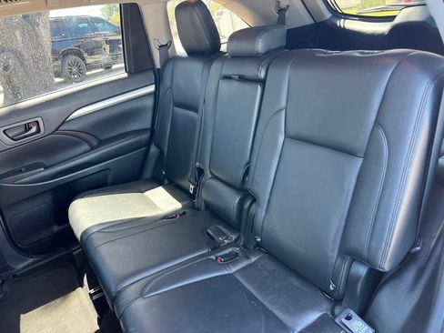 Used 2019 Toyota Highlander LE FWD image 23