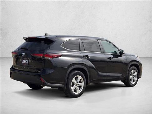 Used 2024 Toyota Highlander LE AWD/4WD image 5
