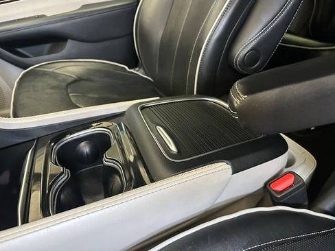 Used 2023 Chrysler Pacifica Limited FWD image 31
