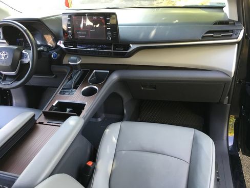 Used 2022 Toyota Sienna XLE FWD image 32