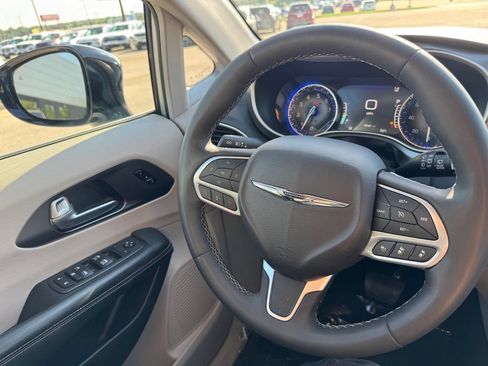 Used 2024 Chrysler Pacifica Touring-L FWD image 18