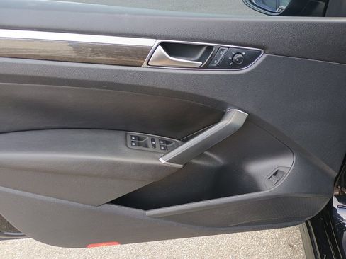 Used 2018 Volkswagen Passat 2.0T SEL Premium image 11