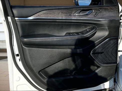 Used 2023 Jeep Grand Cherokee Overland w/ Advanced Protech Group III image 23