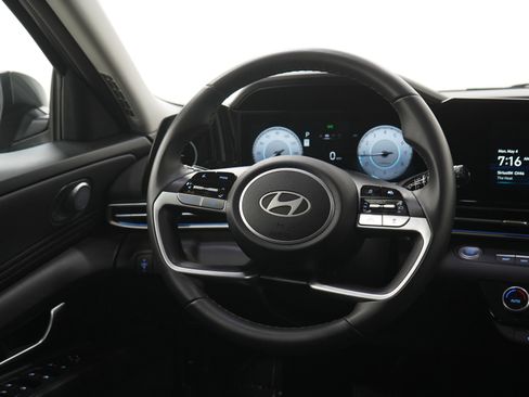 Used 2025 Hyundai Elantra SEL FWD image 14