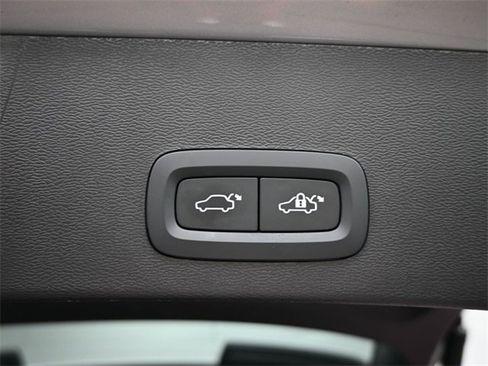 Used 2023 Volvo XC40 B5 Plus image 30