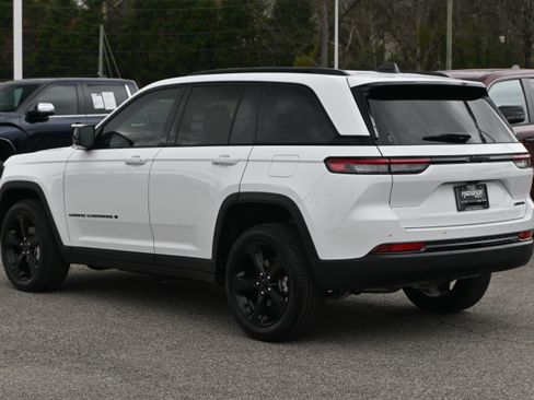 Used 2025 Jeep Grand Cherokee Limited w/ Black Appearance Package image 12