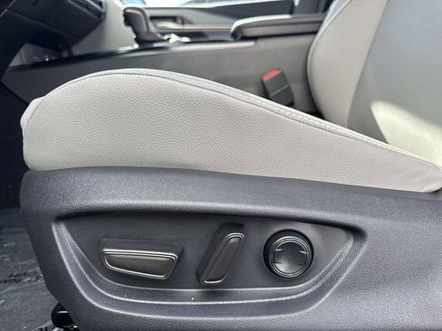 Used 2025 Toyota Camry SE image 12