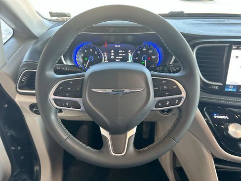Used 2023 Chrysler Pacifica Limited FWD image 16