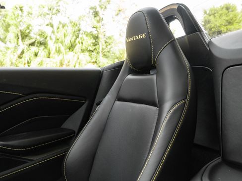 Used 2021 Aston Martin V8 Vantage Roadster image 8