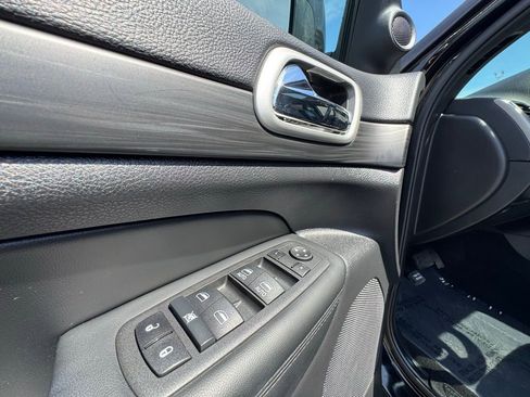 Used 2022 Jeep Grand Cherokee Altitude AWD/4WD image 14