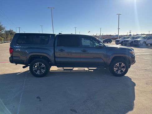 Used 2019 Toyota Tacoma TRD Sport image 6