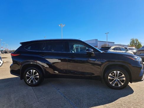 Used 2021 Toyota Highlander XLE image 4