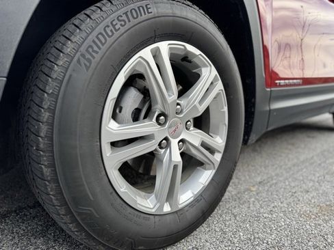 Used 2024 GMC Terrain SLE image 2