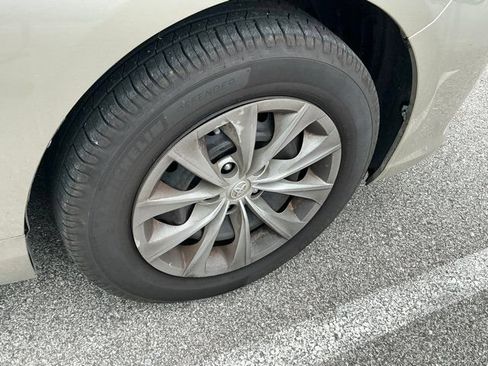Used 2017 Toyota Camry LE FWD image 18