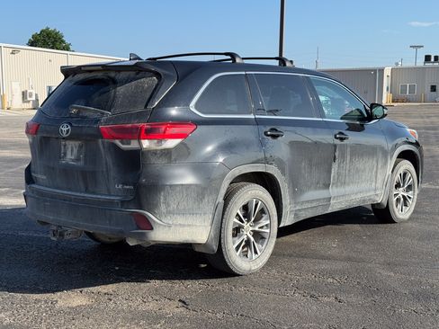 Used 2017 Toyota Highlander Plus AWD/4WD image 2