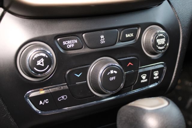 Used 2014 Jeep Cherokee Latitude w/ Cold Weather Group AWD/4WD image 17
