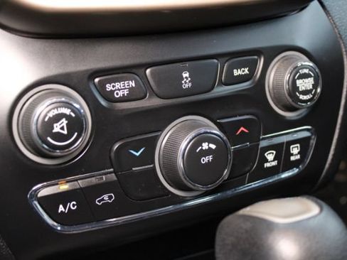 Used 2014 Jeep Cherokee Latitude w/ Cold Weather Group AWD/4WD image 17