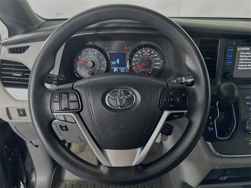 Used 2015 Toyota Sienna LE image 12