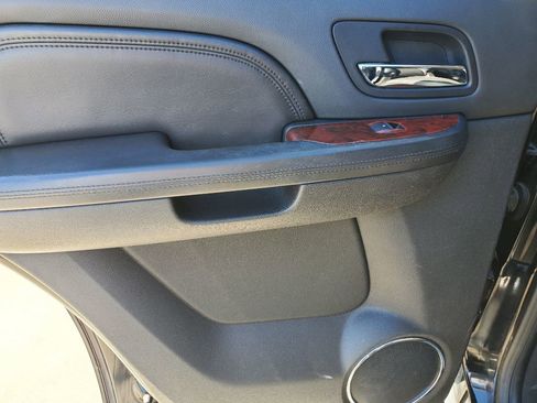 Used 2011 Cadillac Escalade 2WD image 24