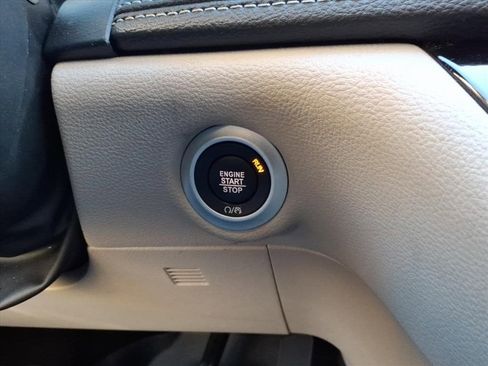 Used 2024 Chrysler Pacifica Select image 22